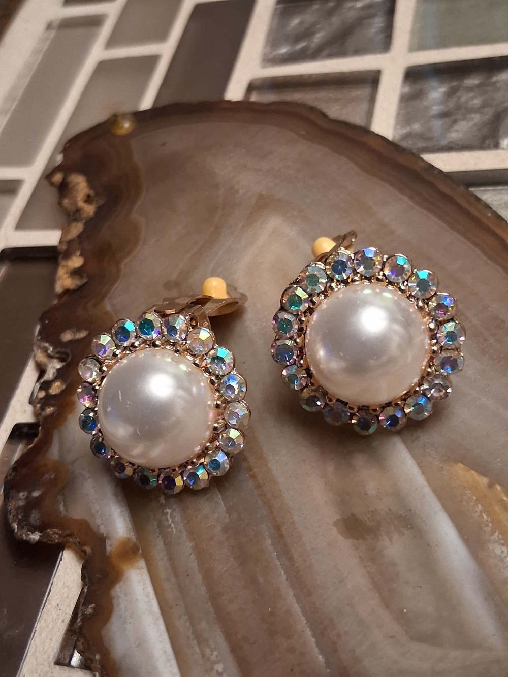 IC COLLECTION White Pearl Clip-On Earrings with Aurora Rhinestone Halo